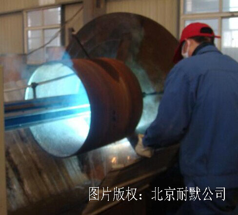 正在對管道內(nèi)壁堆焊耐磨層